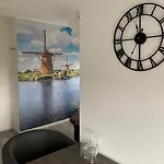 Slapen Bij De Buurvrouw 3* 카스트리컴
